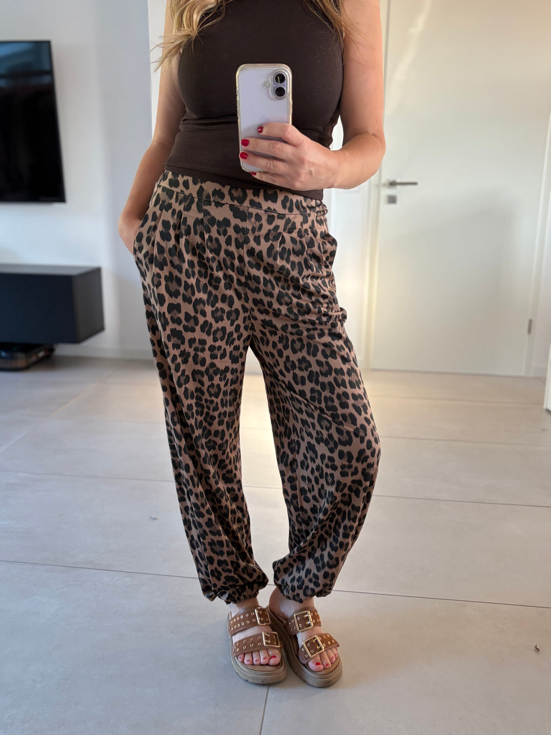 Braun-schwarze Tencel-Leohose mit Leopardenmuster – Ganzkörperansicht