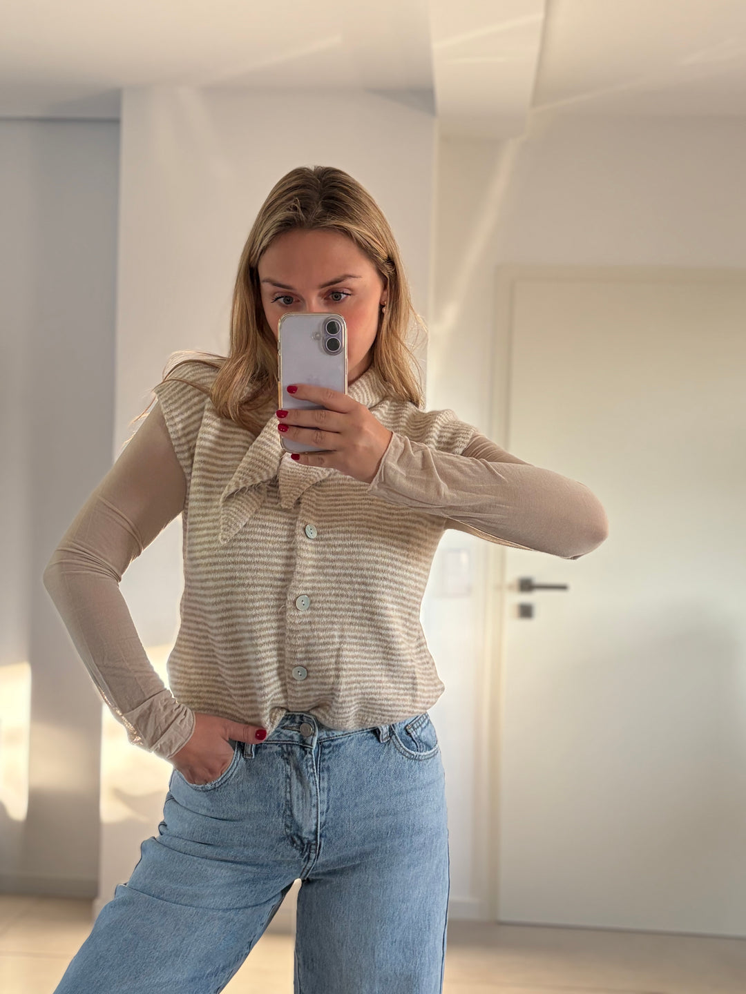Gestreifte Strickweste in Beige und Creme mit Bindekragen – Vorderansicht