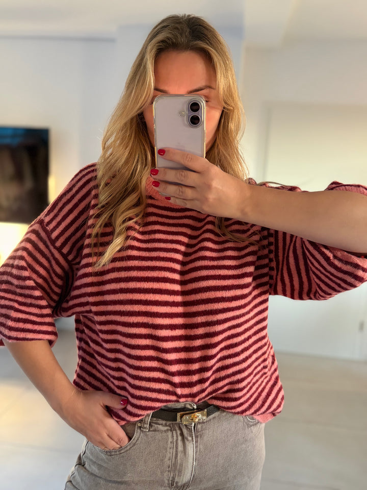 Gestreifter Oversize-Kurzarm-Pullover in Rosa-Bordeaux – Nahansicht