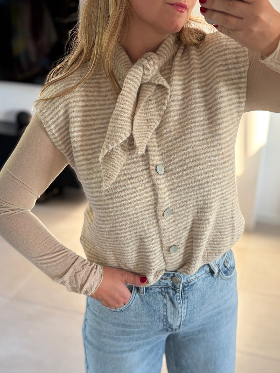 Beige-creme gestreifte Strickweste mit Knopfleiste – Detailansicht