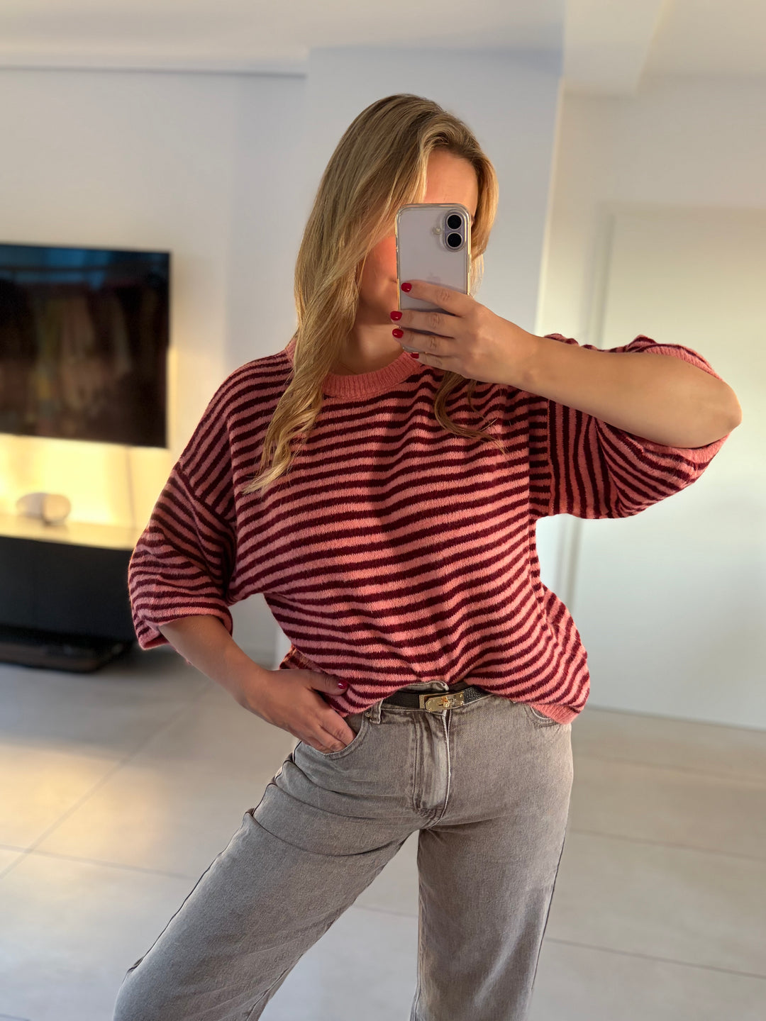 Gestreifter Oversize-Kurzarm-Pullover in Rosa-Bordeaux – Vorderansicht