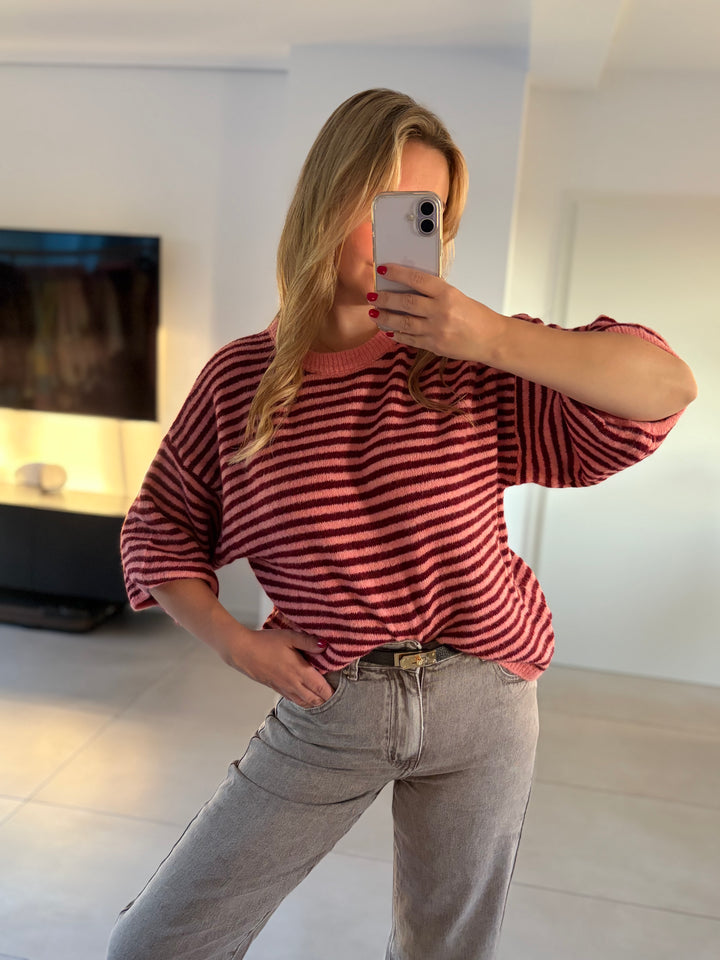Gestreifter Oversize-Kurzarm-Pullover in Rosa-Bordeaux – Vorderansicht