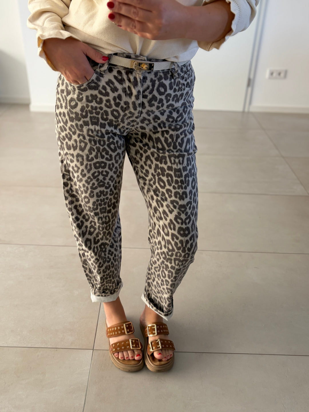 Leo Mom Jeans in Grau-Schwarz – Produktansicht
