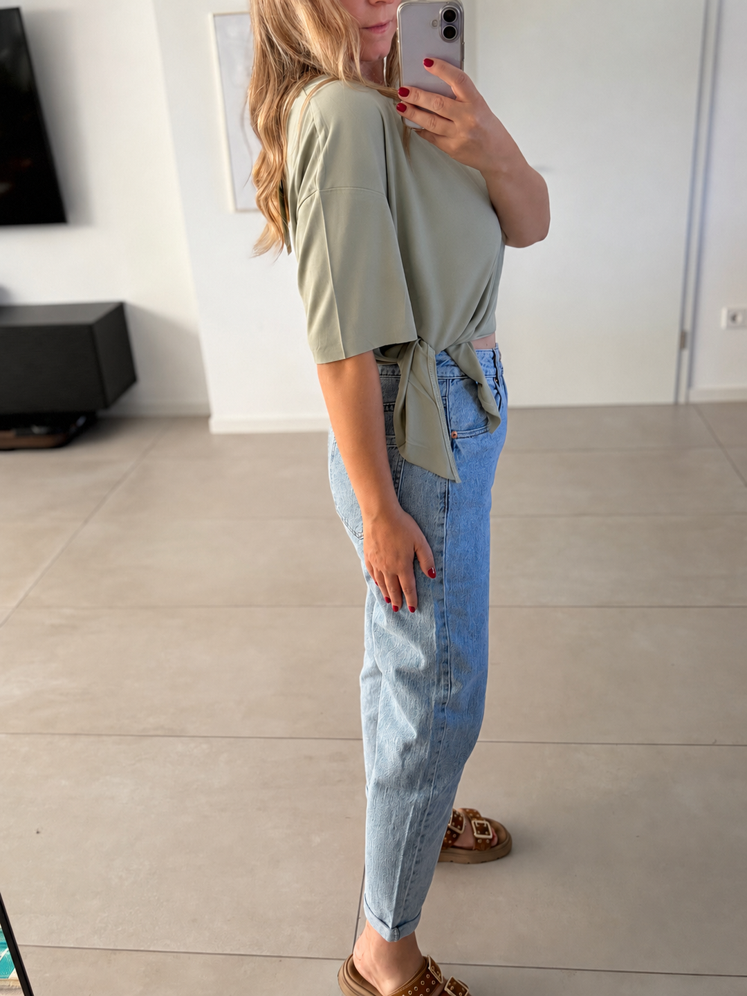 Asymmetrisches Bindeshirt in Khaki mit seitlichem Bindeelement – Seitenansicht