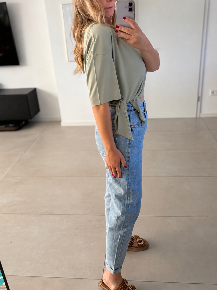 Asymmetrisches Bindeshirt in Khaki mit seitlichem Bindeelement – Seitenansicht