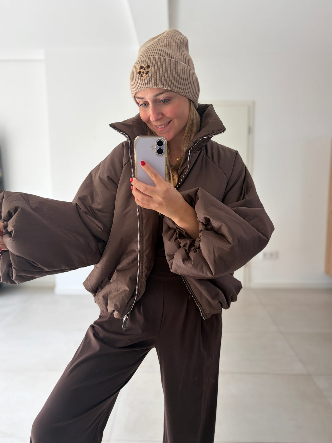 Model trägt dunkelbraune Puffy Oversize-Ballonjacke offen – Statement-Ärmel und lässige Weite im Fokus