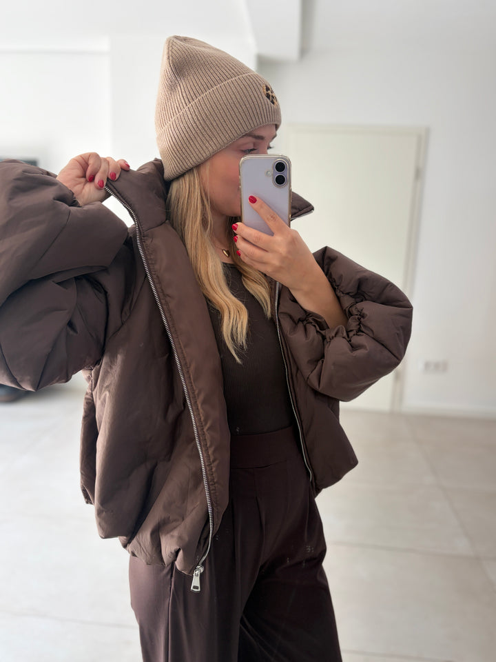 Dunkelbraune Puffy Oversize-Ballonjacke – Nahaufnahme des hohen Stehkragens und Reißverschlusses