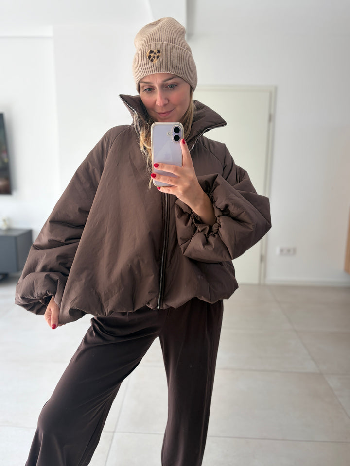 Dunkelbraune Puffy Oversize-Ballonjacke am Model – Ganzkörper-Frontansicht der weiten Silhouette
