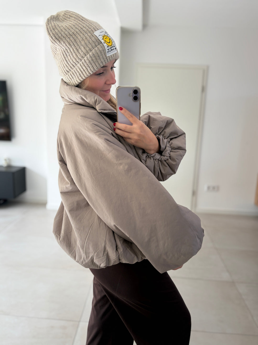 Taupefarbene Puffy Oversize-Ballonjacke am Model – Seitenansicht mit ausladendem Statement-Ärmel