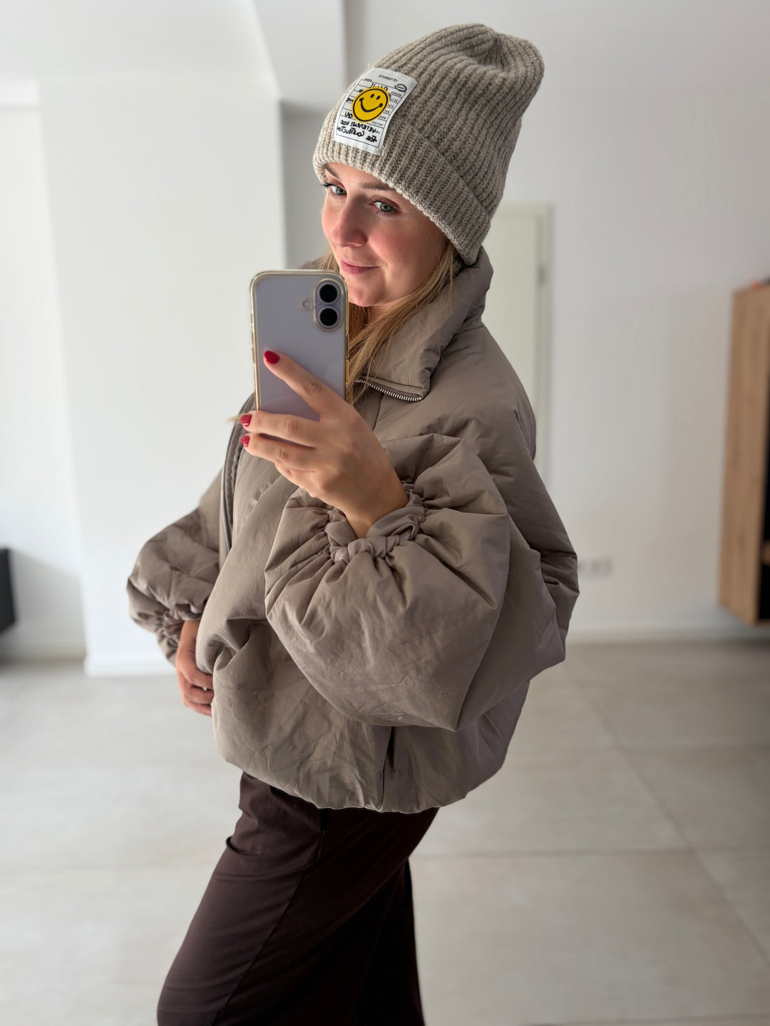 Taupefarbene Puffy Oversize-Ballonjacke – seitliche Nahaufnahme von Stehkragen und Schulterpartie