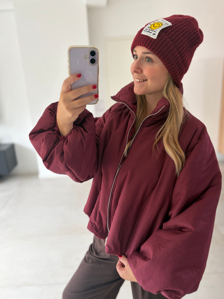 Bordeauxrote Puffy Oversize-Ballonjacke am Model – Nahaufnahme des markanten Stehkragens
