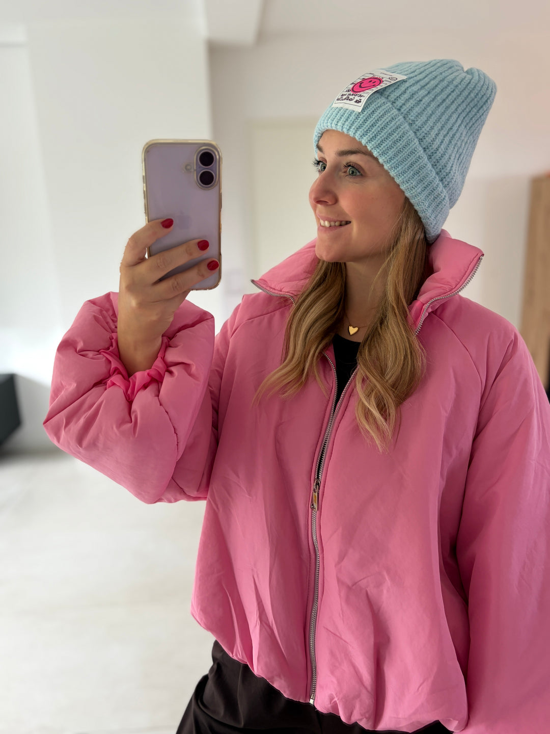 Rosa Puffy Oversize-Ballonjacke am Model – Nahaufnahme von Stehkragen, Reißverschluss und Schulterpartie