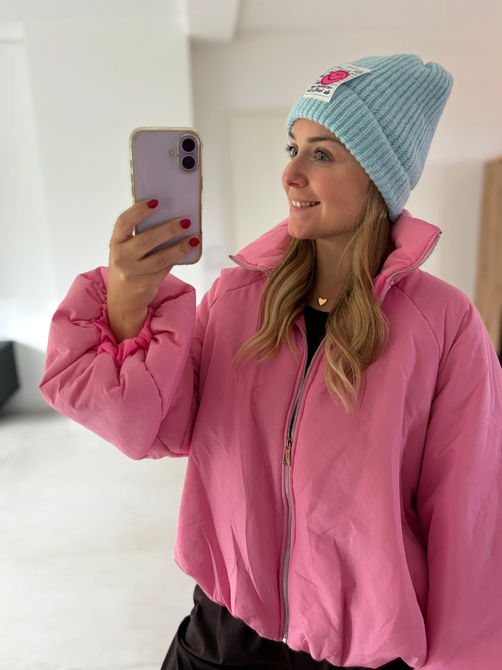 Rosa Puffy Oversize-Ballonjacke am Model – Nahaufnahme von Stehkragen, Reißverschluss und Schulterpartie