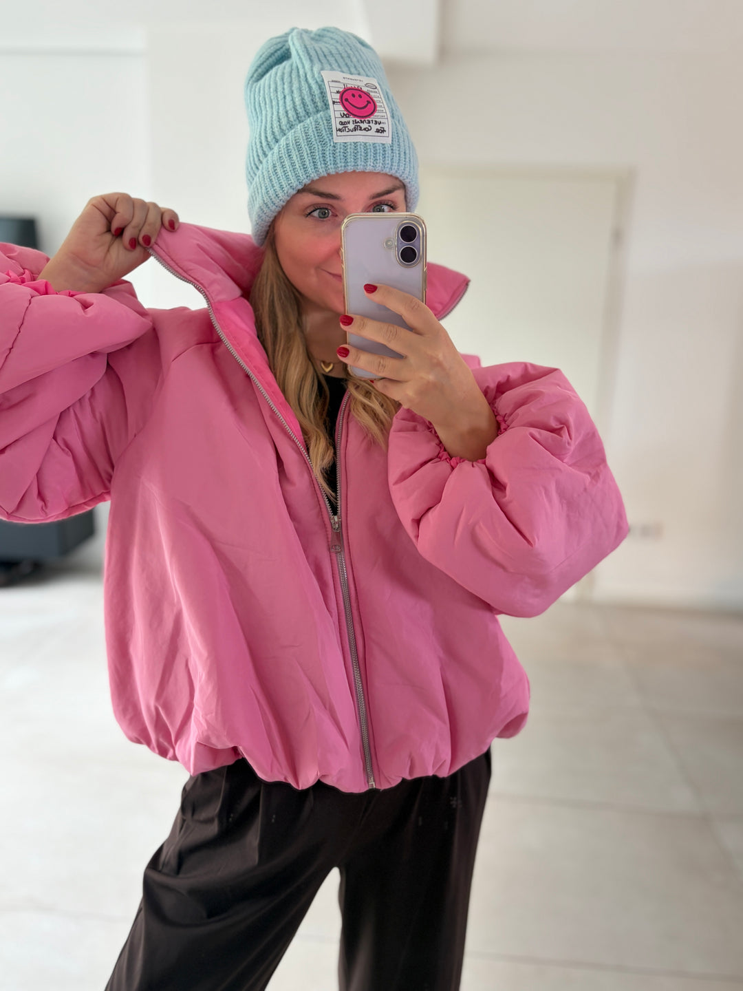 Rosa Puffy Ballonjacke am Model – Frontansicht mit kurzem Oversize-Schnitt, Stehkragen und Reißverschluss