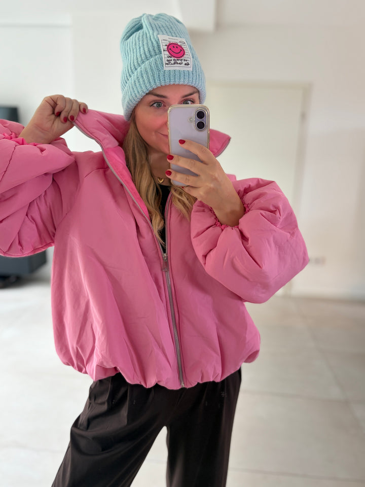 Rosa Puffy Ballonjacke am Model – Frontansicht mit kurzem Oversize-Schnitt, Stehkragen und Reißverschluss