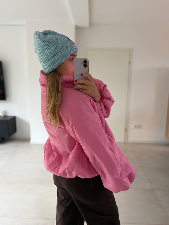 Rosa Puffy Oversize-Ballonjacke am Model – Rücken- und Seitenansicht mit weitem Ballonärmel
