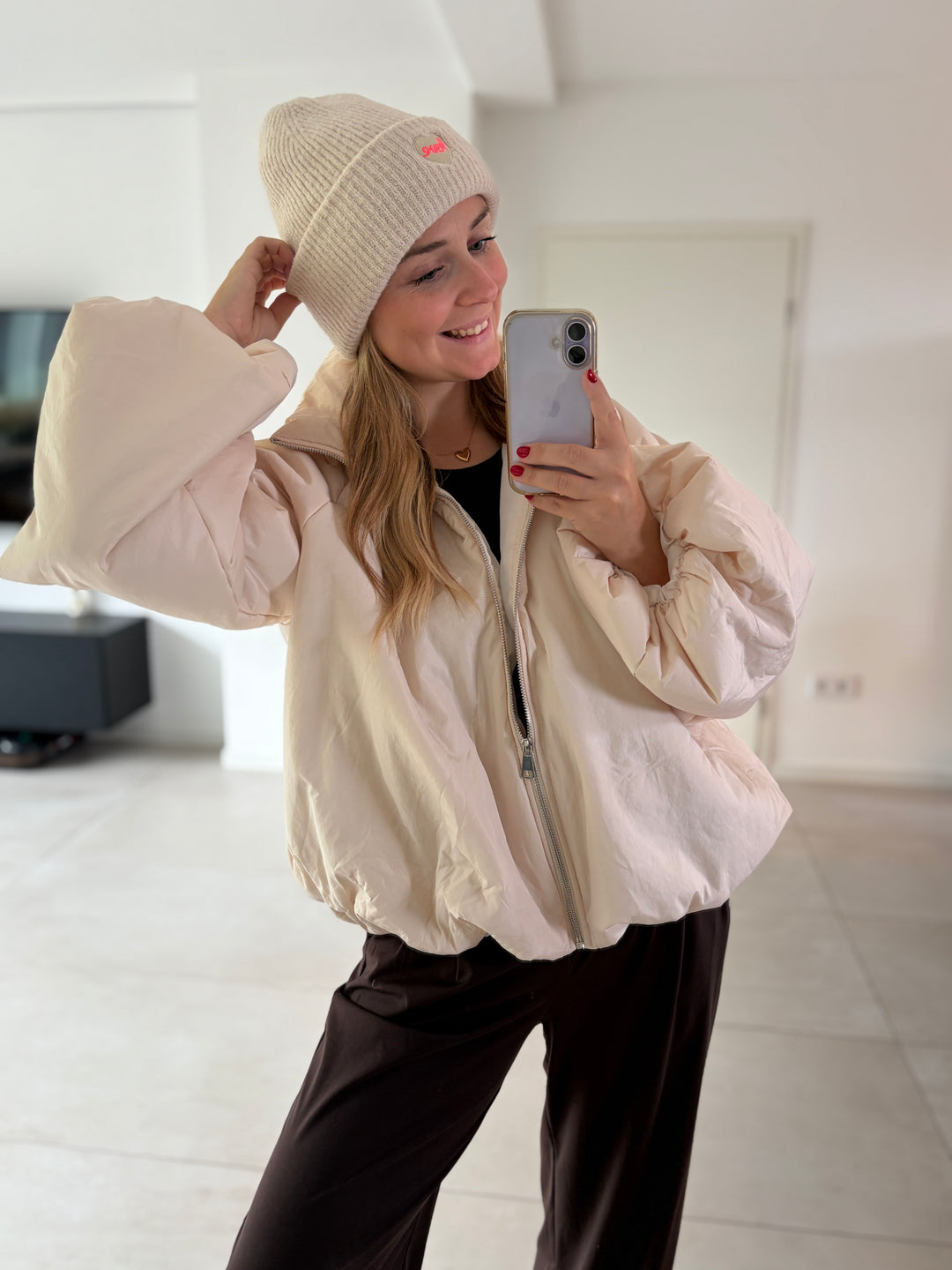 Cremefarbene Puffy Oversize-Ballonjacke am Model – Nahaufnahme der voluminösen gerafften Ärmel