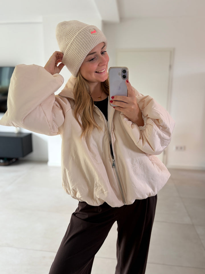 Cremefarbene Puffy Oversize-Ballonjacke am Model – Nahaufnahme der voluminösen gerafften Ärmel