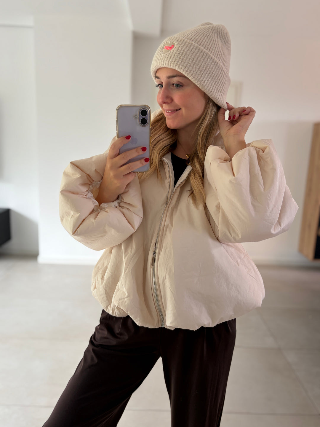 Cremefarbene Puffy Oversize-Ballonjacke am Model – Frontansicht mit geschlossenem Reißverschluss und Ballonärmeln