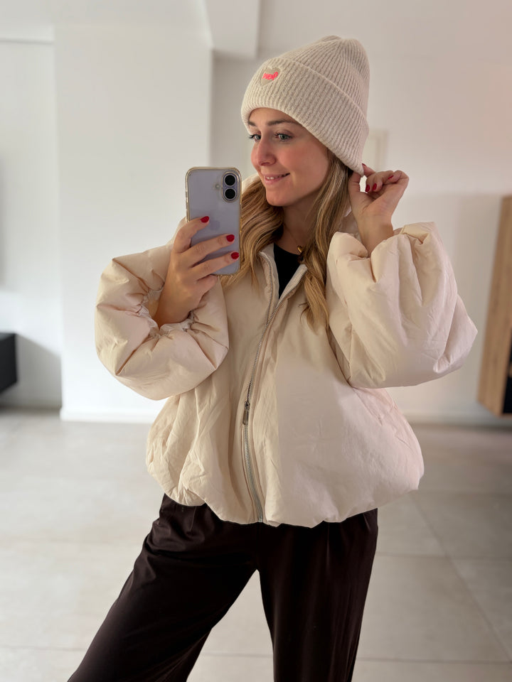 Cremefarbene Puffy Oversize-Ballonjacke am Model – Frontansicht mit geschlossenem Reißverschluss und Ballonärmeln