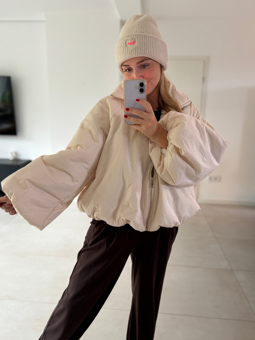 Cremefarbene Puffy Oversize-Ballonjacke am Model – Oberkörperansicht mit Stehkragen und weitem Ärmel