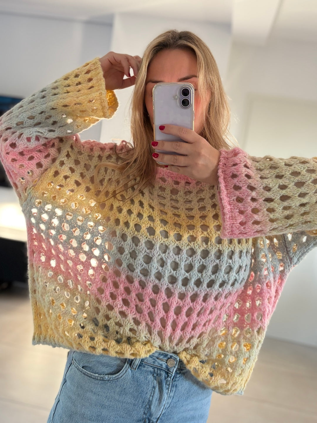 Vorderansicht des pastellfarbenen Lochstrickpullovers mit Farbverlauf und weiten Ärmeln
