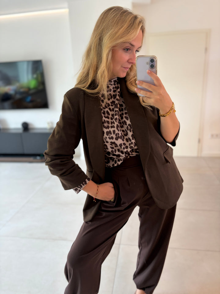 Damenblazer in Dunkelbraun – Outfitansicht mit hochgeschobenen Ärmeln