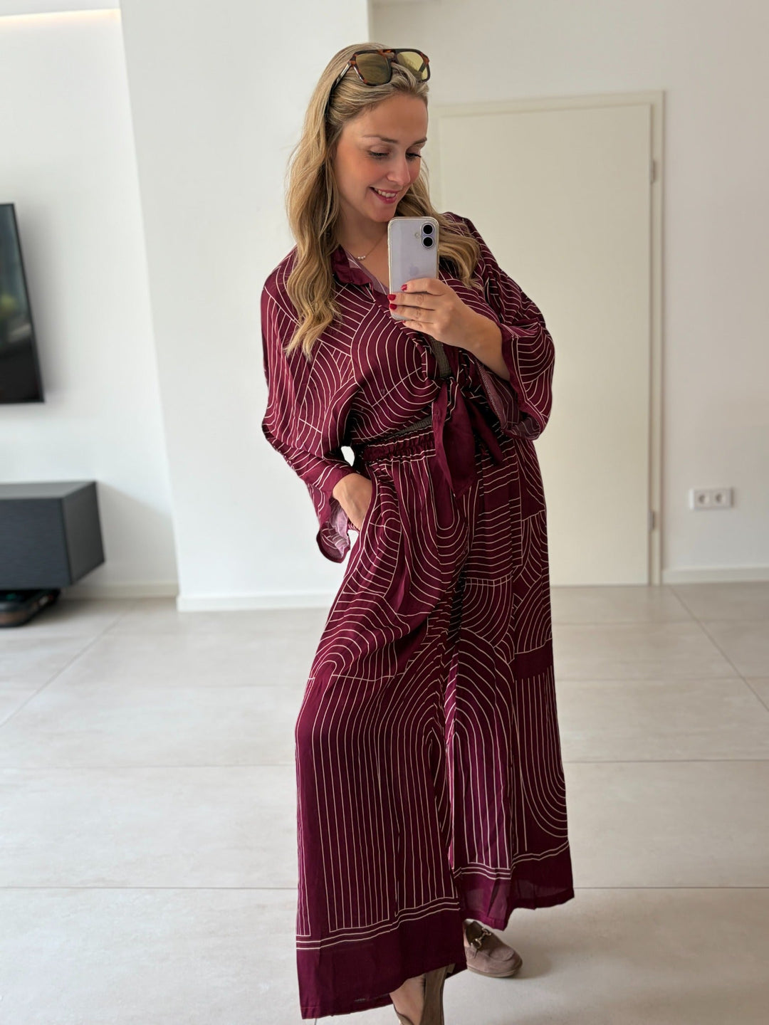 Weite Palazzohose mit Linienmuster in Bordeaux-Creme – Seitenansicht