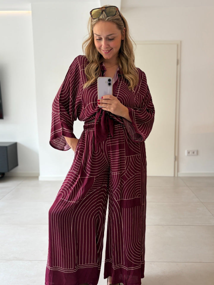 Palazzohose mit Seide in Bordeaux-Creme mit passendem Kimono-Oberteil – Vorderansicht