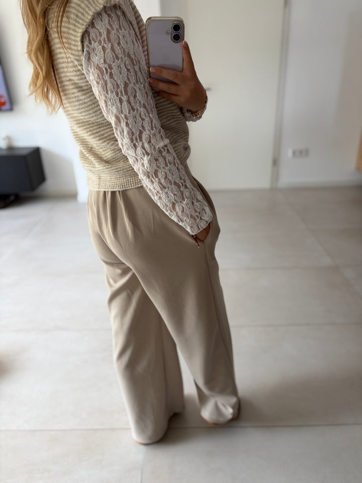 Bundfaltenhose in Beige mit weitem Bein – Rückansicht