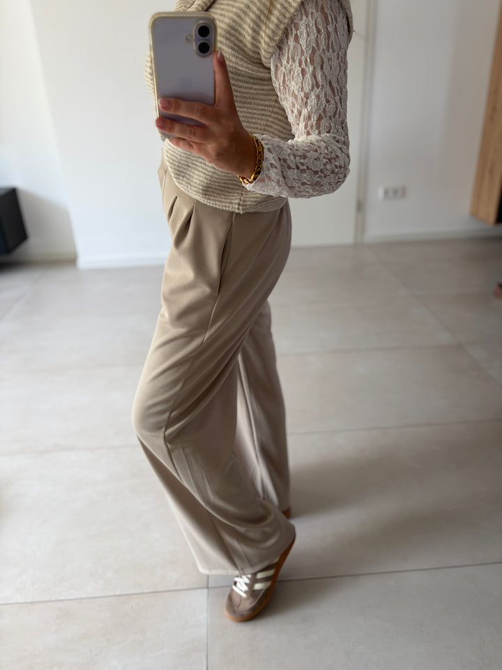 Bundfaltenhose in Beige mit weitem Bein – Seitenansicht
