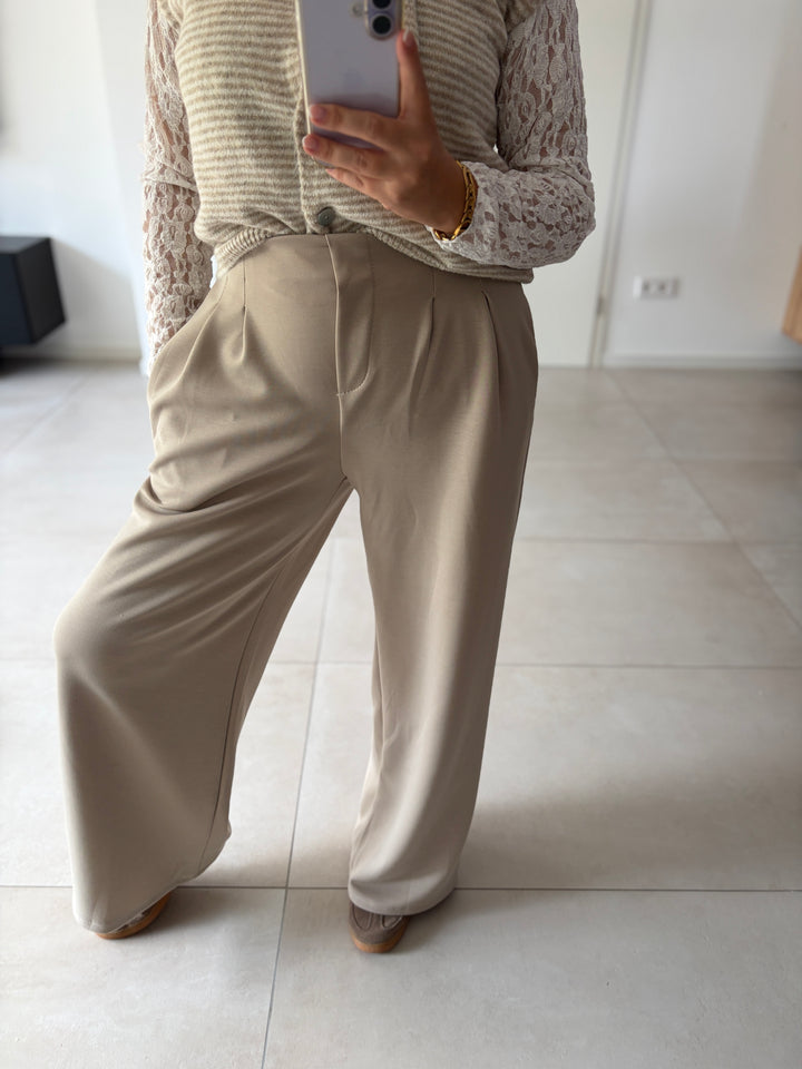 Bundfaltenhose in Beige mit weitem Bein – Vorderansicht