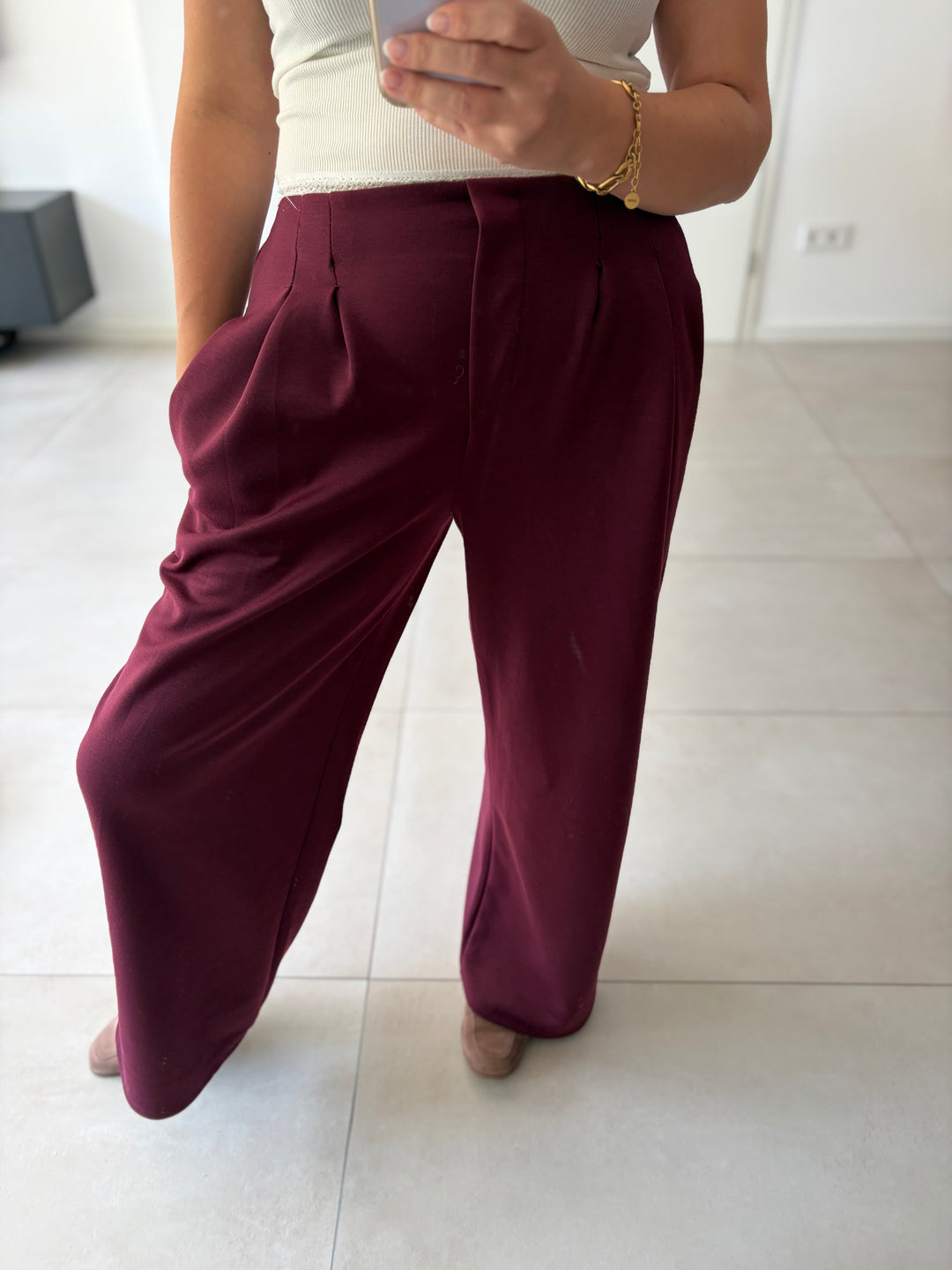 Bordeauxfarbene Bundfaltenhose – Detailansicht von Bund und Falten