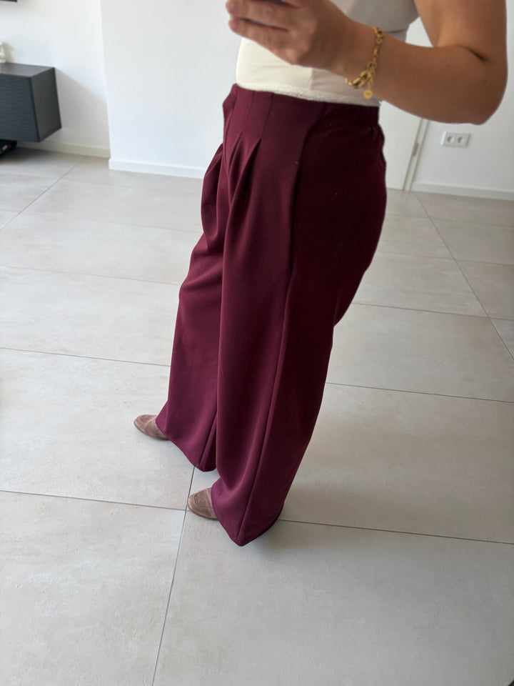 Bundfaltenhose in Bordeaux mit weitem Bein – Seitenansicht