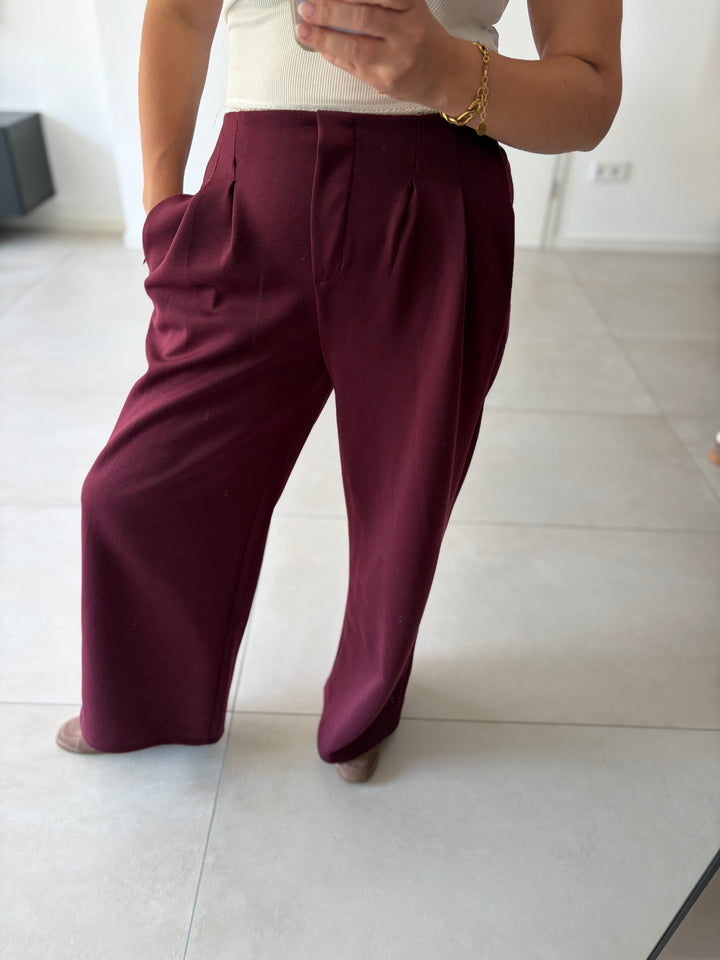 Bundfaltenhose in Bordeaux mit weitem Bein – Vorderansicht