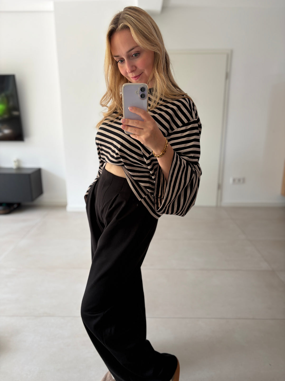 Schwarze Bundfaltenhose mit weitem Bein – getragenes Outfit