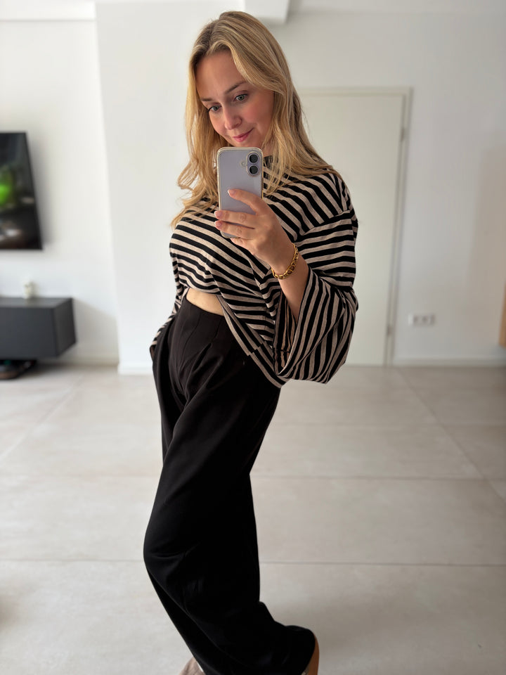 Schwarze Bundfaltenhose mit weitem Bein – getragenes Outfit