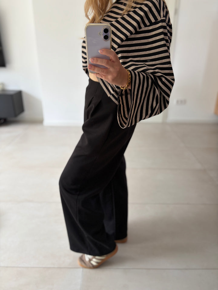 Bundfaltenhose in Schwarz mit weitem Bein – Seitenansicht