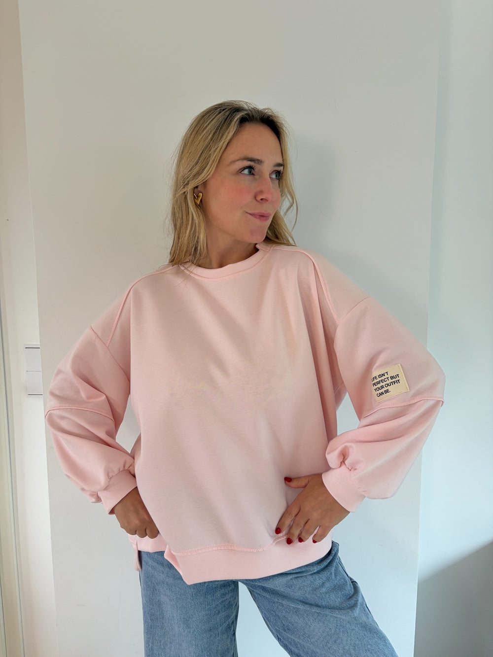 Butterweicher Oversize-Pullover mit Statement-Patch in Rosa, Vorderansicht