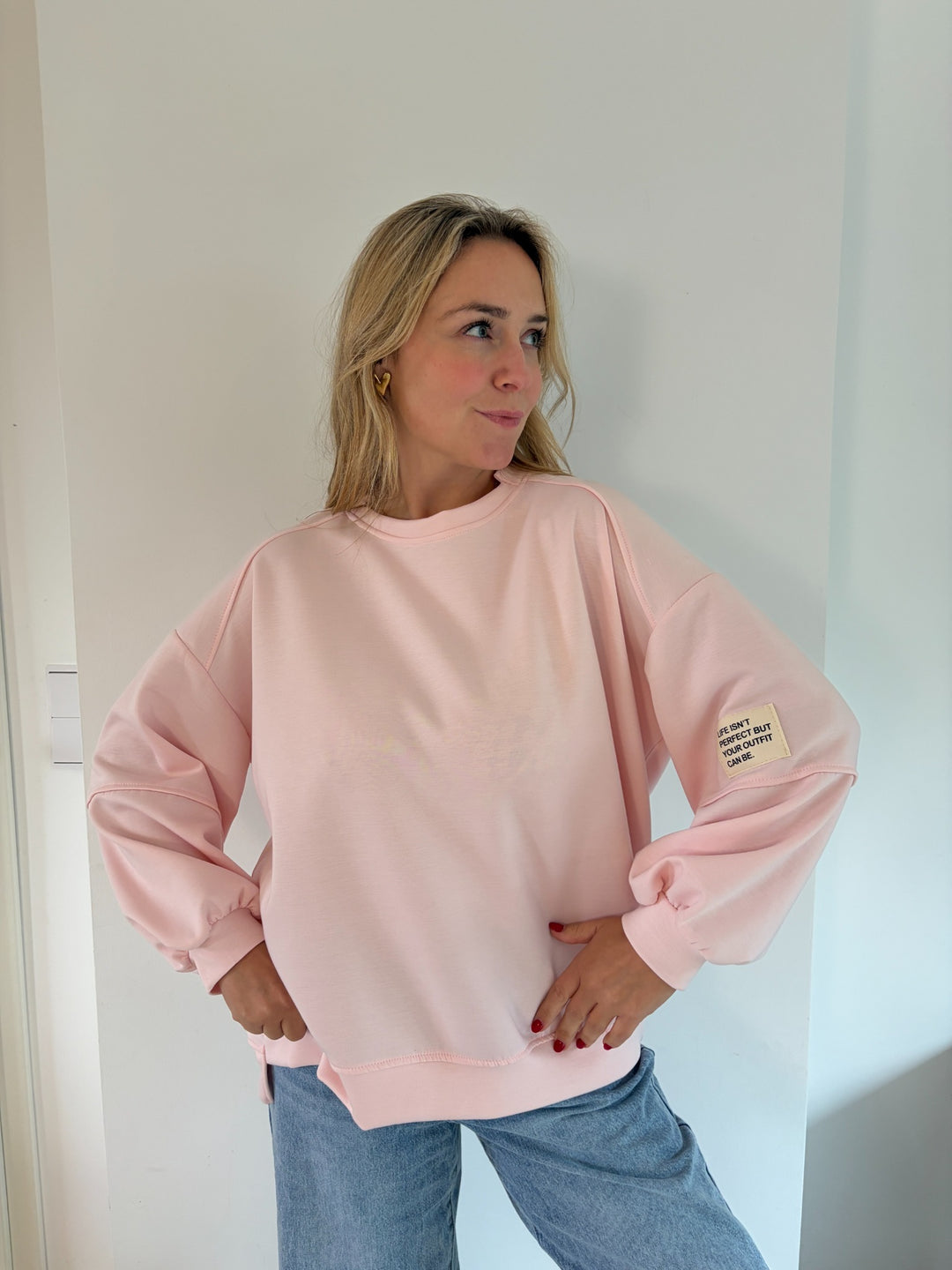 Butterweicher Oversize-Pullover mit Statement-Patch in Rosa, Vorderansicht