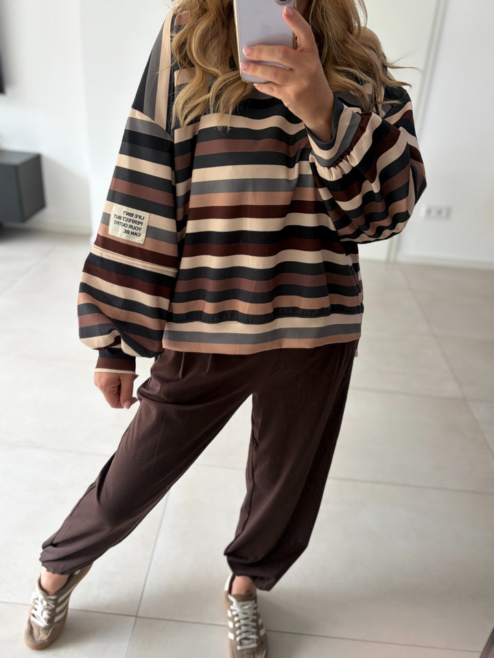 Butterweicher Streifen-Pullover in Braun-Schwarz – Gesamtansicht