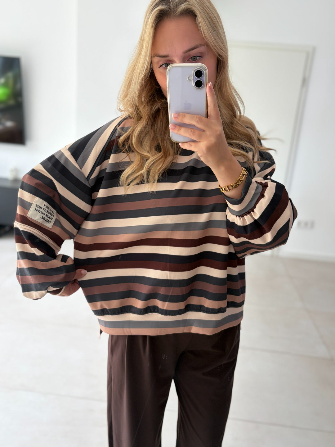 Butterweicher Streifen-Pullover in Braun-Schwarz – Vorderansicht