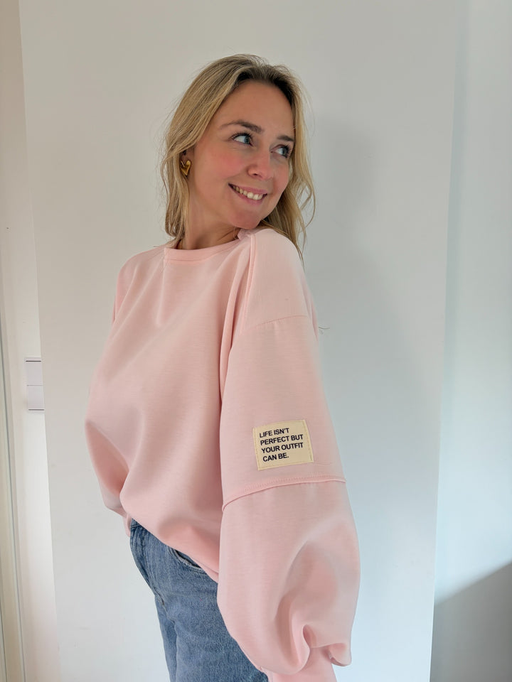 Rosafarbener Oversize-Pullover mit Statement-Patch am Ärmel, Seitenansicht