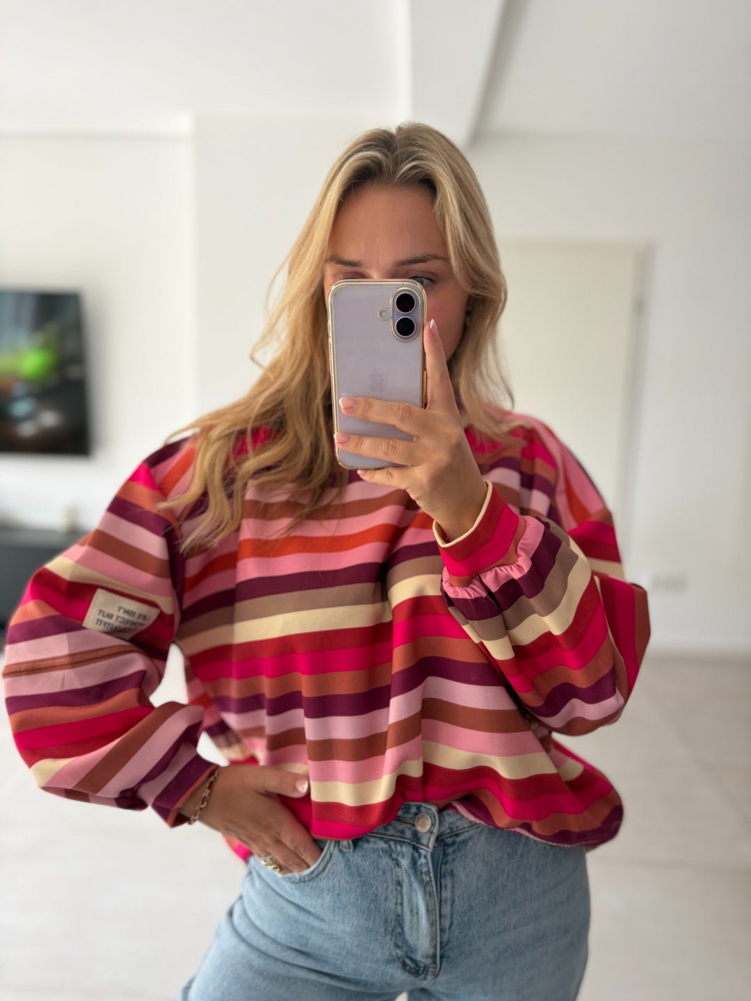 Butterweicher Streifen-Pullover in Rosa-Rot – Vorderansicht