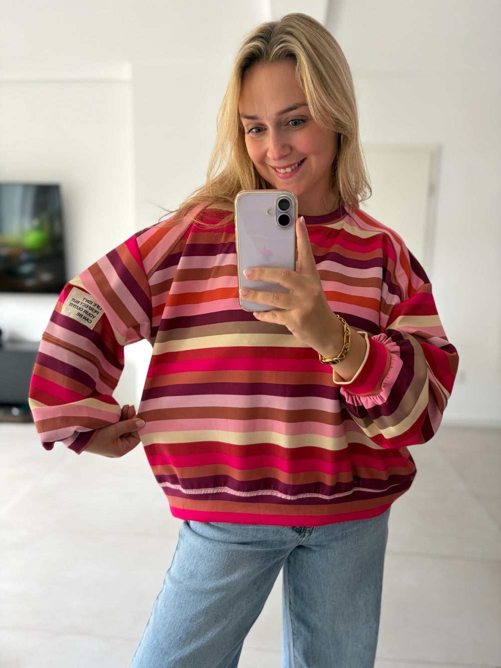 Butterweicher Streifen-Pullover in Rosa-Rot – Detailansicht mit Ballonärmeln