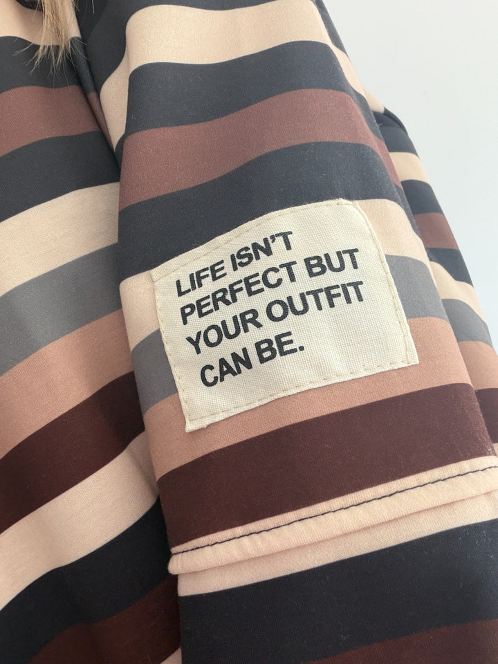 Butterweicher Streifen-Pullover – Detailansicht mit Statement-Patch am Ärmel