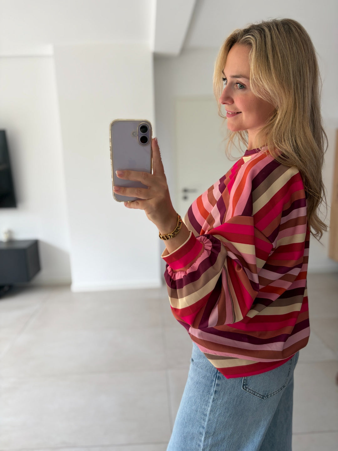 Butterweicher Streifen-Pullover in Rosa-Rot – Seitenansicht mit Ballonärmeln