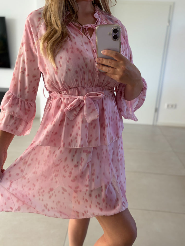 Rosa Chiffonkleid mit Rüschenkragen und Bindegürtel – Detailansicht