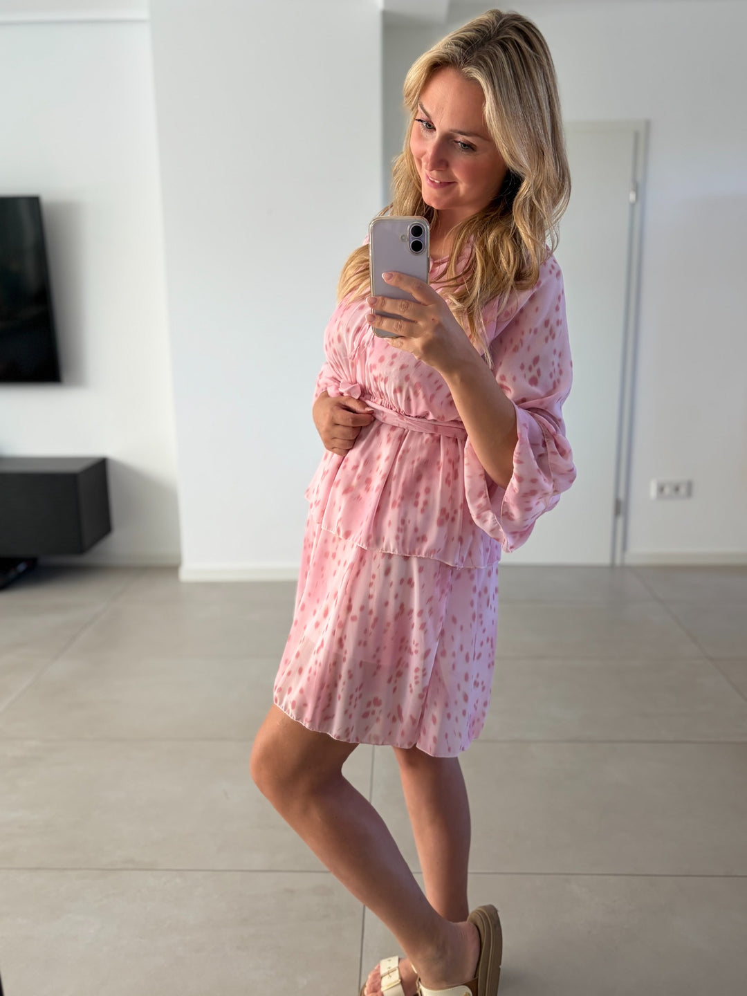 Leichtes Chiffonkleid in Rosa mit Tupfenprint – Schrägansicht