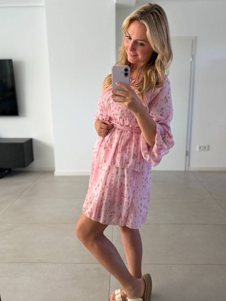 Leichtes Chiffonkleid in Rosa mit Tupfenprint – Schrägansicht